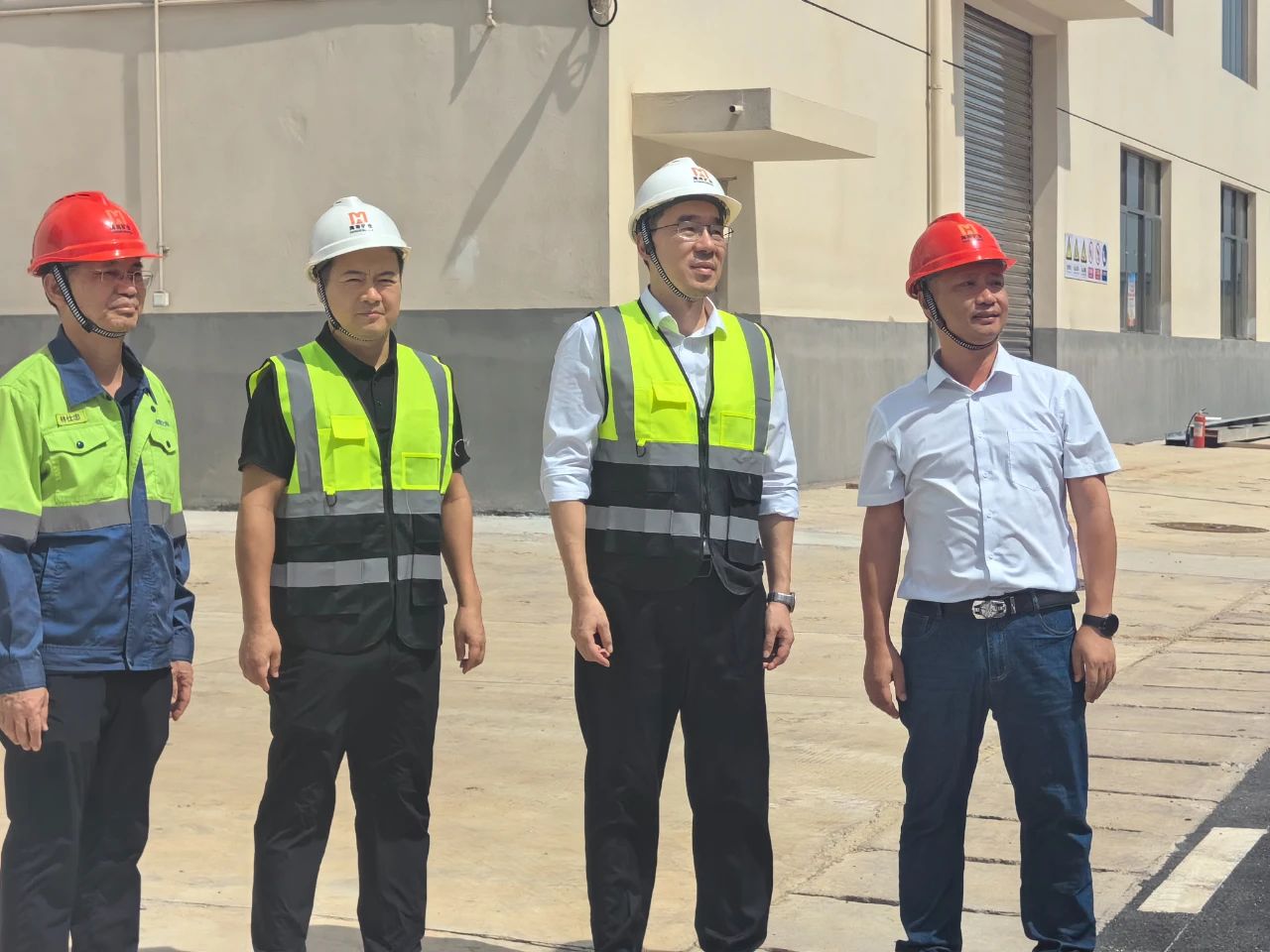 海南(nan)礦業總裁滕磊調研海南(nan)星之(zhi)海新(xin)材(cai)料公(gōng)司